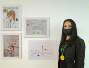 Nadac Reales junto a sus ilustraciones