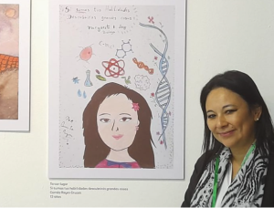 Margarita Lay junto a su ilustración.