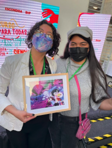 Penélope Longa junto a Katica Mancilla, ganadora del concurso.